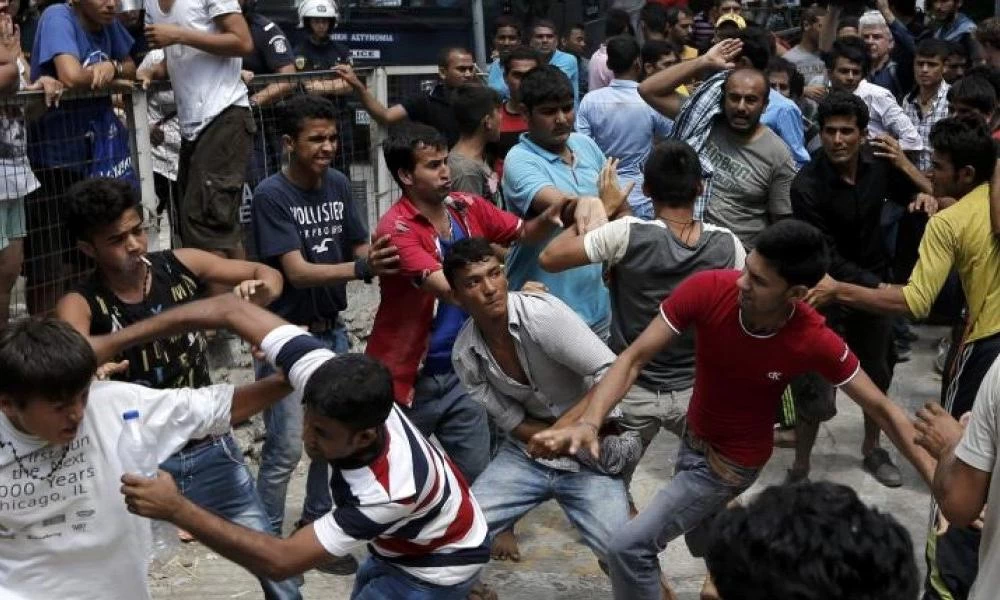 Χίος: Μετανάστες με ρόπαλα έκαναν "καλοκαιρινό" ένα μαγαζί